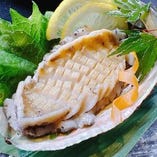 活貝水槽のアワビは、お客様よりご注文を頂いたのちに水揚げし、お召し上がりやすくご提供させて頂いております！新鮮なアワビは格別です！