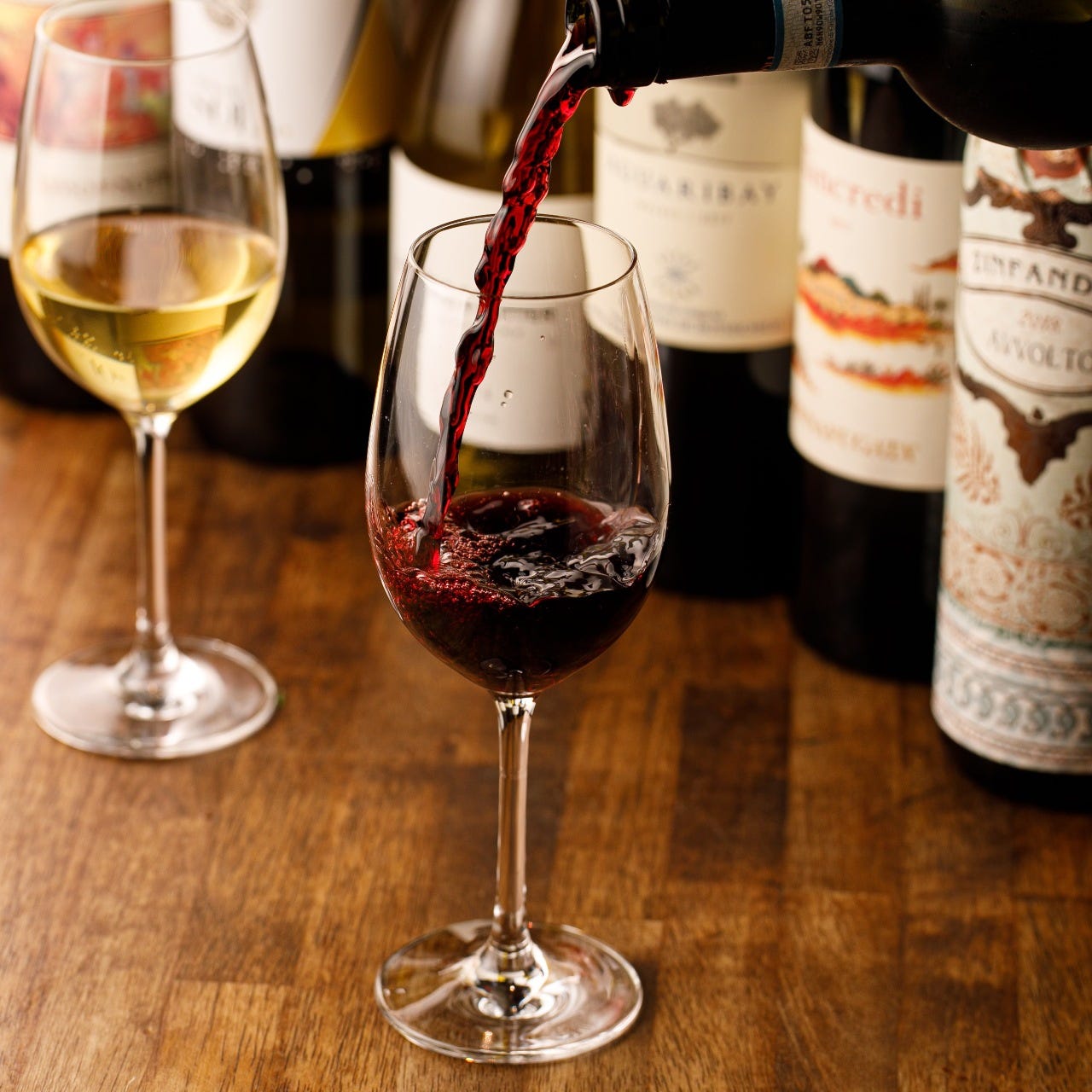 約6社のワイン輸入会社や生産者より仕入れるワインは種類豊富