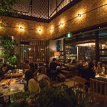 海外ホテル風の非日常空間で“差がつく”ディナータイムを演出