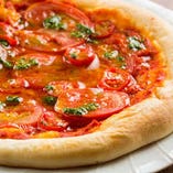 3種トマトとフレッシュバジルのガーリックピザ