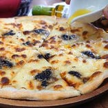 タルトゥーフォ・ネロ（黒トリュフ＆3種チーズのピザ）