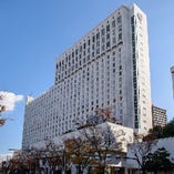 大阪のランドマークの1つ「シェラトン都ホテル」地下1階内の焼肉店です。