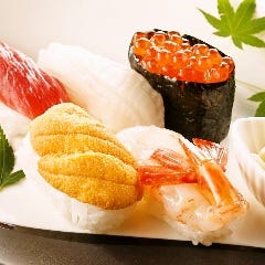 函館うに むらかみ 日本生命札幌ビル店_おまかせ寿司　全５貫！もちろん無添加生うにが入っています。