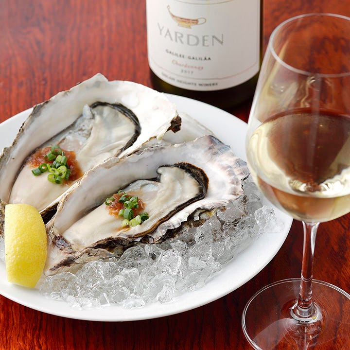 『豊洲直送の生牡蠣』をおすすめ白ワインと共にご賞味ください