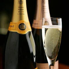 お祝いにふさわしいスパークリングワインも世界各地より厳選