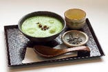 抹茶ぜんざいは、甘さの中に抹茶のほろ苦さ感じられる逸品。