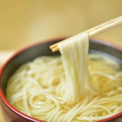 神楽坂 久露葉亭_毎朝打ちたて自家製の細打ちうどんはサッパリしながらもモチモチつるつる