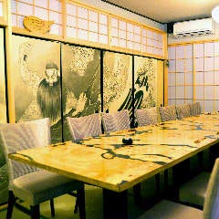 神楽坂 久露葉亭_テーブルを合わせて10〜20名様で完全個室貸切でのご宴会。 
お座敷の広間で宴会もお楽しみいただけます。
