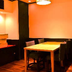 神楽坂 久露葉亭_1階フロアの向かい合わせに並ぶ2室の個室は襖で仕切られるとそれぞれが4名掛けテーブルの個室になり、続き部屋としてテーブルセッティングすれば10名様での貸切個室としてもご利用可能です。