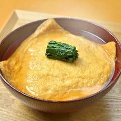 神楽坂 久露葉亭_久露葉亭名物　はみ出る大きなきつねうどん
