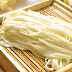 神楽坂 久露葉亭_〆は毎朝料理長が自ら打ちたてる特製の細打ちうどんをお楽しみ下さい