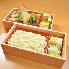 神楽坂 久露葉亭_【お持ち帰りご対応】久露葉亭こだわり「打立て細うどん」と手作り和食や揚げたて天ぷらの満足セット【雅】