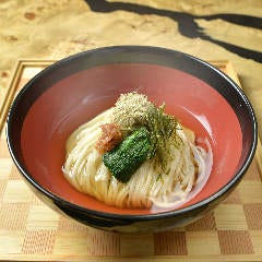 神楽坂 久露葉亭_自家製の細打ちうどんを季節の味わいで