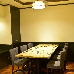 向い側のテーブルを繋ぐと10名様での個室宴会も可能です