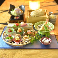 神楽坂 久露葉亭_【旬菜小鍋の彩り昼御膳】
新たな季を迎える神楽坂でのランチには、時季の美味しい素材の小鍋をメインに、彩りも綺麗な旬の味覚の八寸盛や季節の天ぷらなどを、自家製打ち立てのさっぱりモチモチ「細打ちうどん」とご一緒に楽しめます季節限定ランチはいかがですか。
神楽坂での参拝散策の際のご昼食にぜひご堪能下さい
