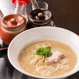 長浜ラーメンは、本格豚骨スープに極細ストレート麺！