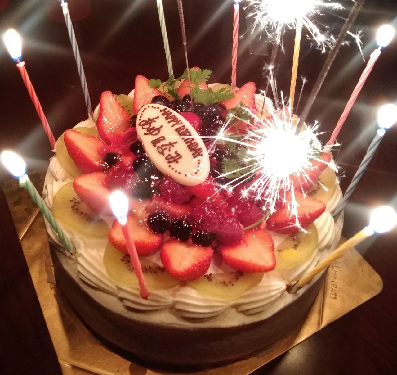 お誕生日や記念日を華やかに飾るホールケーキもご予約承ります