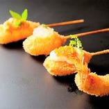 串乃家の串揚げは、小ぶりな一口サイズ。素材の美味しさを逃さずお召し上がりいただけます。