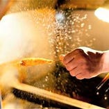 串乃家の串揚げのあっさりと美味しさく軽やかな食感は、匠の技術の賜物。串乃家では職人がネタごとに丁寧に揚げ、腕と指の二重の遠心力で、しっかりと油切りしているから。