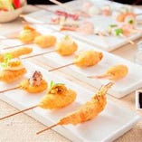 王道の肉・魚・野菜串などから、デザート串などバラエティー豊かな創作串をご用意しています。