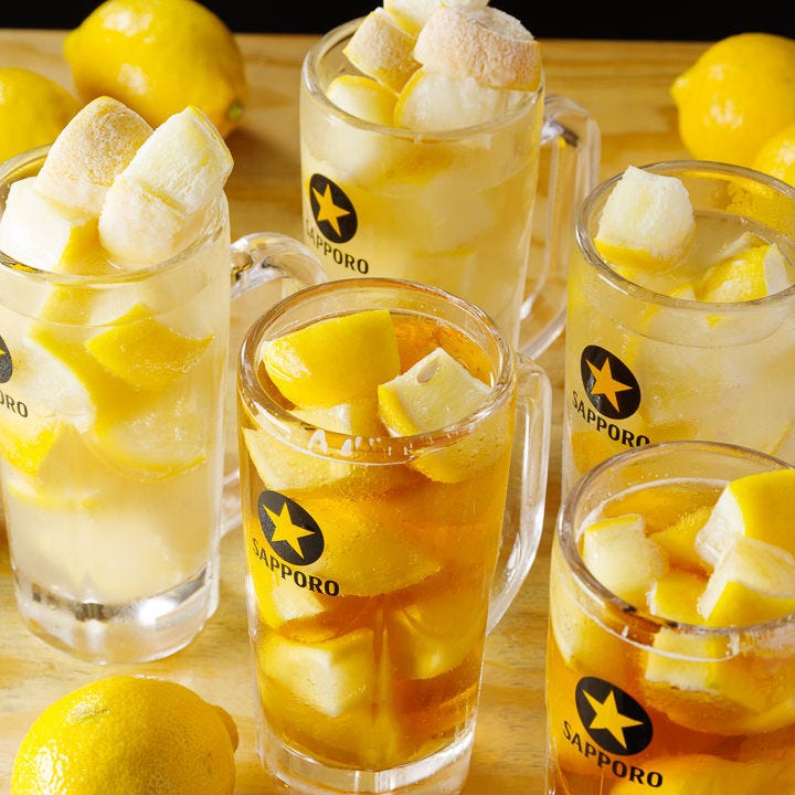 皮付きのレモンがゴロゴロ入っているアイスレモンサワーは人気