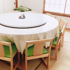 お昼のご宴会や会食に最適な少人数個室もご用意しています