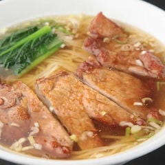 カリカリ衣の排骨を麺の上に乗せた『排骨麺』はあっさり味が人気