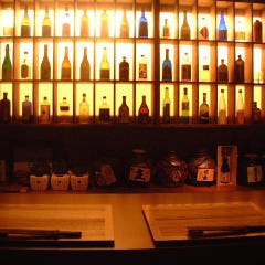 高庵 ＴＯＫＹＯ_夕日をイメージしたカウンター棚はカップルに人気！！