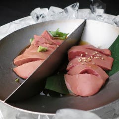 高庵 ＴＯＫＹＯ_【レバ刺し白】鶏のレバ刺し白2種の味でが一番人気です。