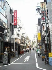 1本目の十字路をすぐ右に
マル５や新宿再生酒場がある派手な十字路です（徒歩10秒）。