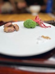 高庵 ＴＯＫＹＯ_鶏せせり肉香草焼きと白レバーオリーブオイル漬け添え