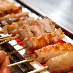 新鮮で多彩なホルモンの部位を串焼きでご堪能いただけます