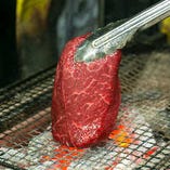 熟練の技で炭火を自在に操り、美味しく焼き上げます。肉汁の溢れ具合や指の食感で焼き具合を判断。その技術は感動ものです！