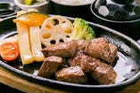 人気商品！牛カット鉄板ステーキ定食【ランチタイムのみ】