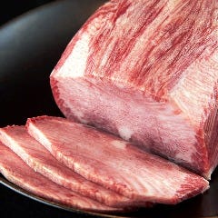 大石自慢の厚切りタン塩 大きく分厚く切り落とされたタンは絶品