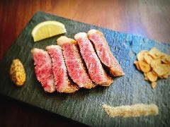 南九州産のA4～5ランクの黒毛和牛を使用してい ます。