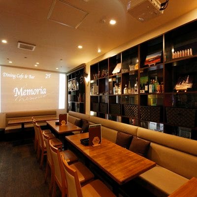 横浜の「カフェ＆バー メモリアル」の内観