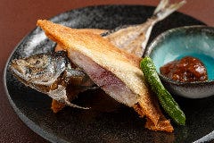 コース料理でも名物レアアジフライが堪能出来ます。