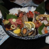 博多の有名店で夕食。新鮮な魚介類に五色の板前もうなる