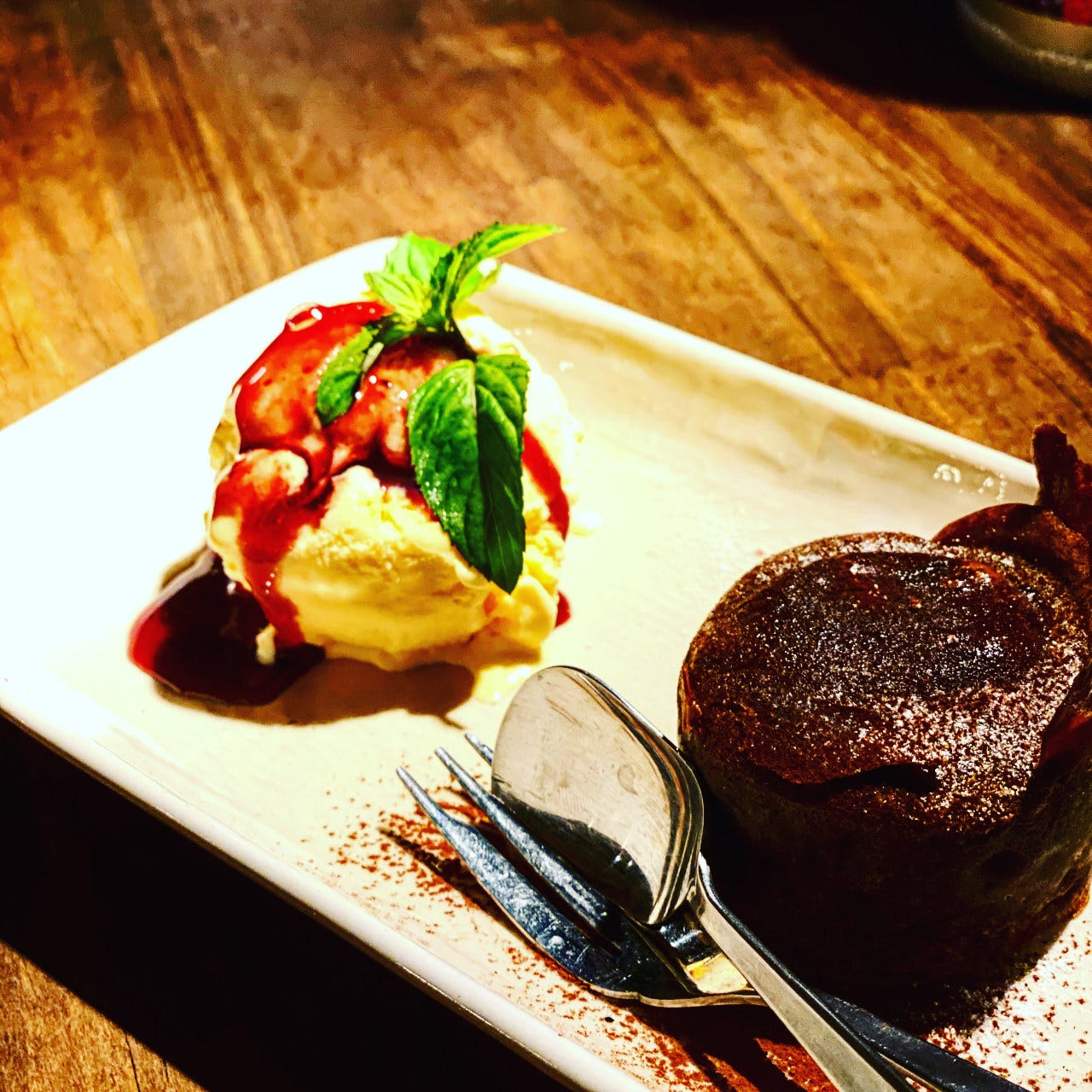 四角い皿の上のバニラアイスとフォンダンショコラ