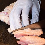 当店で使用している鶏肉は、厳選した丹波黒どり。フランスの鶏肉と掛け合わせ、濃厚な味わいが特徴。