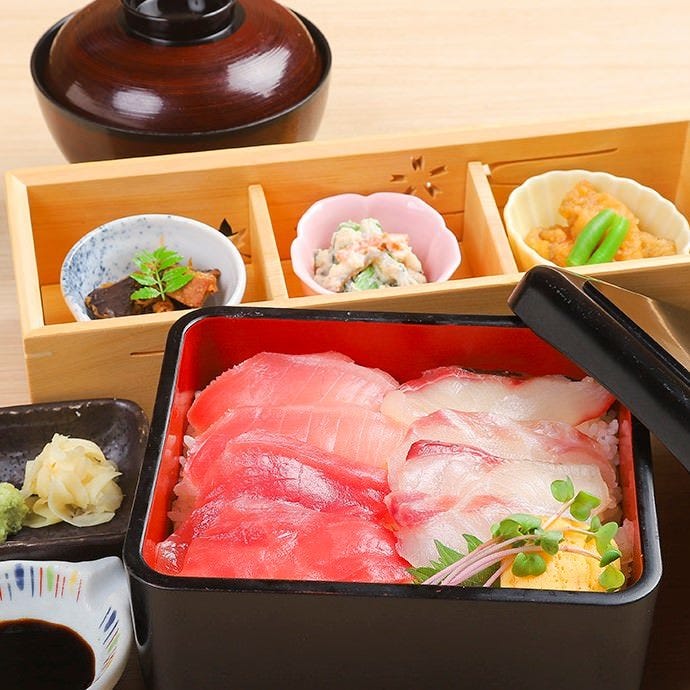 近畿大学水産研究所の 近大海鮮重