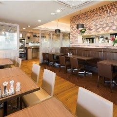 フォルクス 港北ニュータウン店_お席はゆったりとお座りいただけるテーブル席をご用意