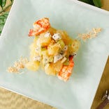 ヤムポラマイ　海老と季節の果物・バイマックル(こぶみかんの葉）のチョップドサラダ