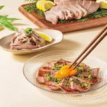 【低温調理・豚タン使用】薄切り豚タンの卵黄のせ／ネギ塩タンレモン