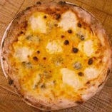クワトロフォルマッジ（4種のチーズのピッツァ）