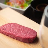 赤身ステーキは、神戸ビーフの味わいを手軽に楽しみたい方におすすめです。