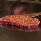 「神戸ビーフ館 Kobe Beef Gallery」のレストランでは、一流のシェフが目の前の鉄板でステーキを焼き上げます。