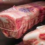 神戸ビーフに認定された牛肉にのみ「のじぎく」の紋章が捺されます。