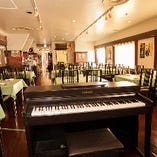 土日祝日の昼・夜には店内に綺麗な音色が響き渡るピアノの生演奏がございますので、お食事を楽しみながら癒されてください♪